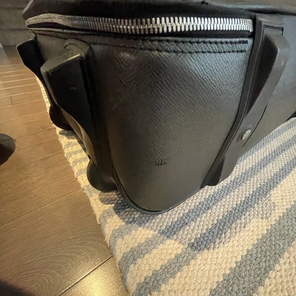 This is a Louis Vuitton travel bag black. - Picture 14 of 16